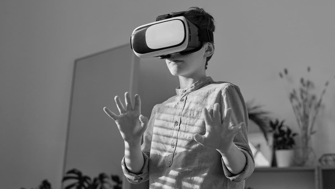 The Top 6 VR Devices to Immerse Yourself in a New World